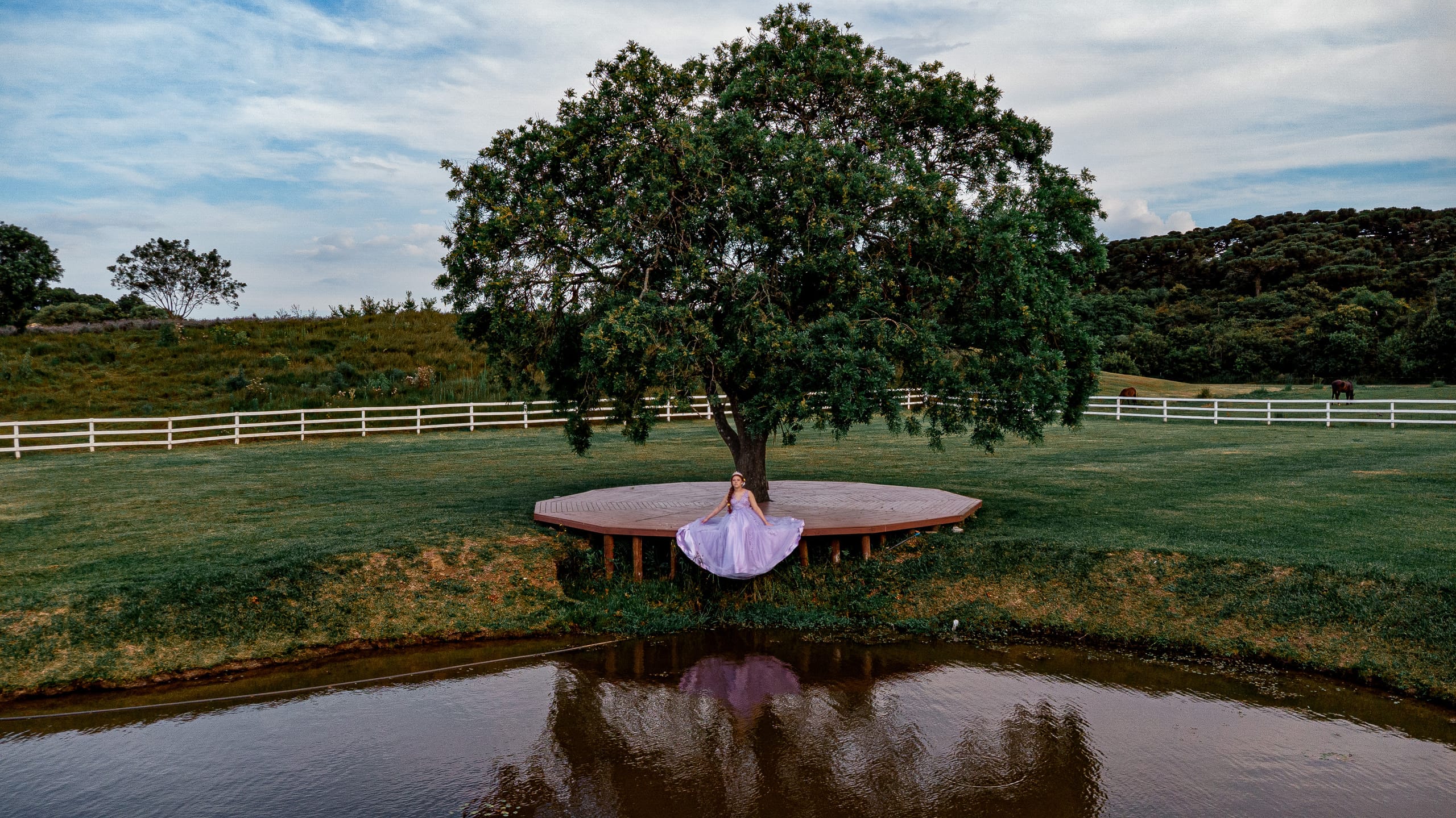 Debutante junto a uma árvore refletida no lago